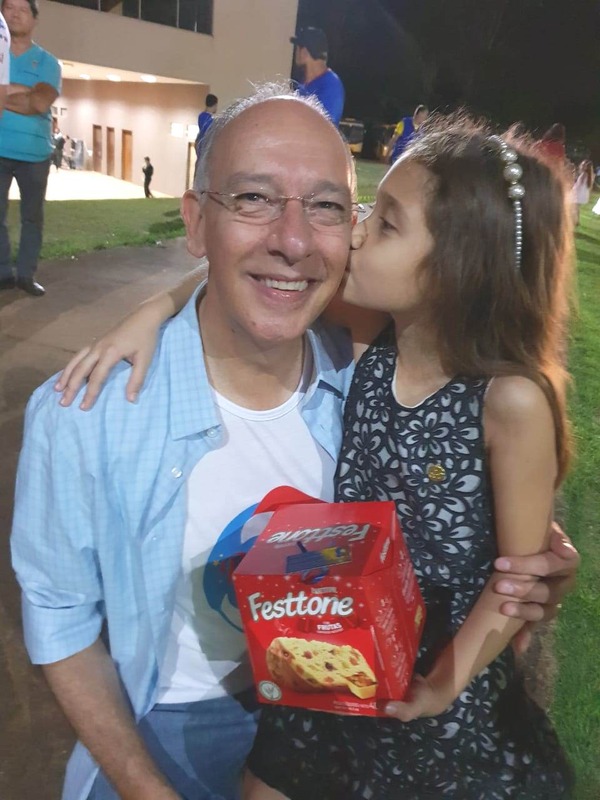 Na confraternização do Ponta Feliz, prefeito Hélio recebe carinho da pequena Júlia Mariah