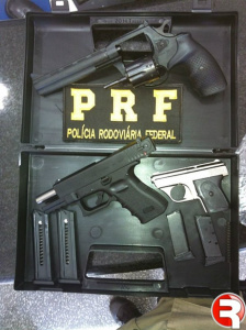 PRF flagra condutor com duas pistolas, um revólver e 900 munições em Maracaju.Foto: PRF