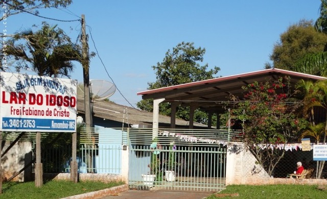 Fachada do Lar do Idoso Frei Fabiano de Cristo. Entidade oferece abrigo e aconchego a diversos idosos, alguns deles abandonados pela família. (Foto: Carlos Nascimento)