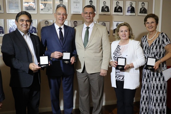 Prefeito Hélio Peluffo e secretários homenageados no Centenário do 11º RC Mec