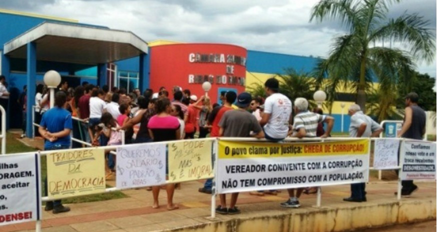 Moradores protestam contra aumento de salário de prefeito e vereadores