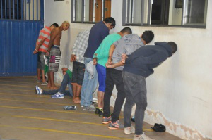 Grupo amanheceu na delegacia, após briga generalizada na saída de evento de Carnaval promovido pela Prefeitura (Foto: Marcelo Calazans)