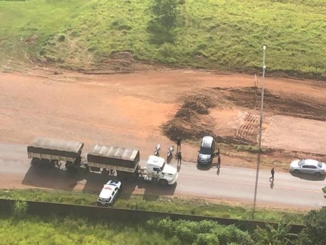 Foto aérea mostra policiais durante abordagem em estrada da fronteira com o Paraguai (Foto: Divulgação)