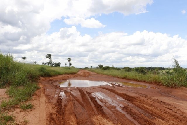 Linha Internacional entre Coronel Sapucaia e Paranhos; traficantes brasileiros dominam outro lado da fronteira (Foto: Helio de Freitas)