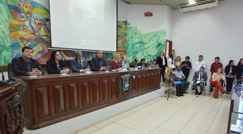 Foto 02: Mesa das autoridades durante a audiência público foi composta por representantes das principais forças de segurança pública no estado, bem como autoridades diplomáticas e parlamentares do Brasil e Paraguai.Foto: Lécio Aguileira