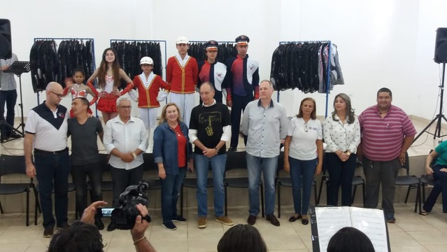 Ponta Porã: Prefeito entrega uniformes novos a Banda Municipal