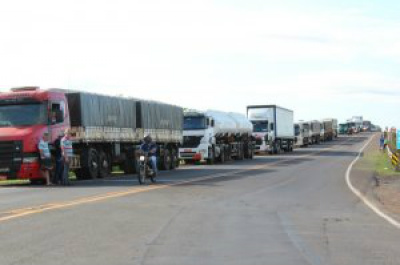 Protesto formou filas de caminhões nesta manhã. (Foto: Direto das Ruas)