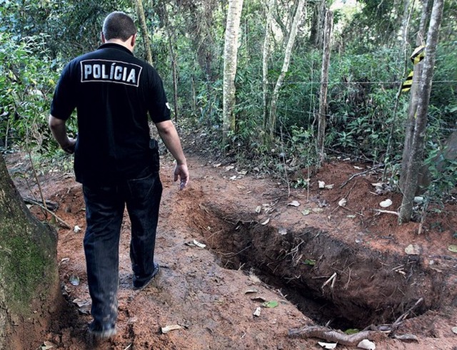 Jovens são obrigados a abrir a própria cova antes de serem executados