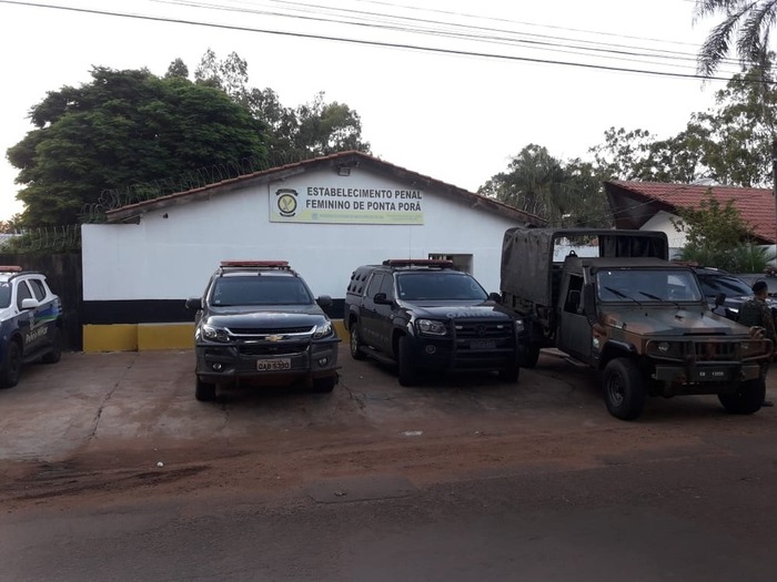 Forças policiais no presídio feminino de Ponta Porã — Foto: Carlos da Cruz/TV Morena