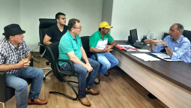 Grupo de moradores do Monte Ruco- Fetagri, durante encontro com o prefeito Hélio Peluffo Filho.