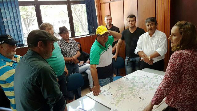 Na Agesul, o grupo apresentou o pedido para recuperação dos principais pontos críticos da estrada e da ponte de madeira.