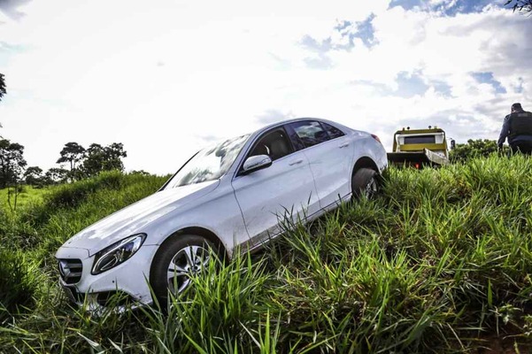 Os veículos foram abandonados pelos bandidos (Foto: Henrique Arakaki, Midiamax)