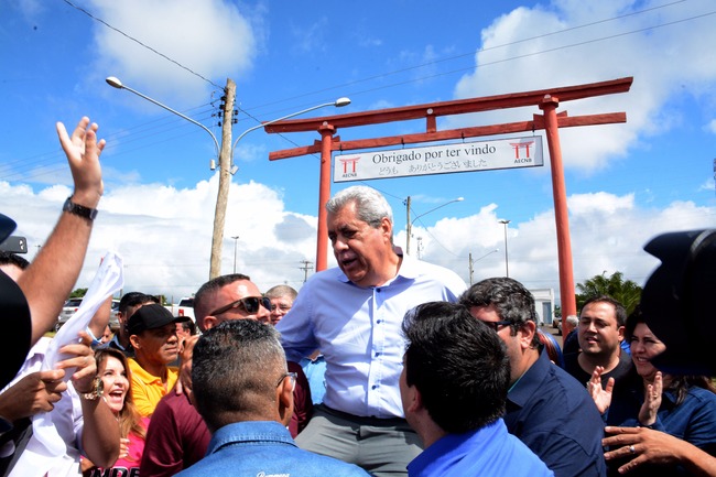 Multidão recebeu Puccinelli aos gritos de André! André! - Foto: Bruno Henrique/Correio do Estado