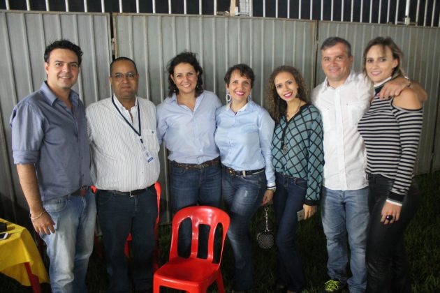 André Cardinal e Raquel com amigos na Exporã – Foto Matheus Corrêa