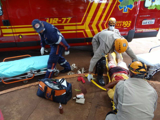 A vítima em estado grave foi socorrida pelo Corpo de Bombeiros e Samu -Foto: Osvaldo Duarte