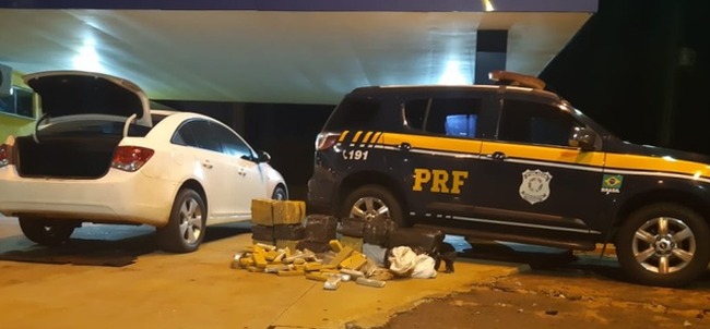 PRF apreende 208 kg de maconha após fuga de suspeito e recupera veículo roubado na Bahia