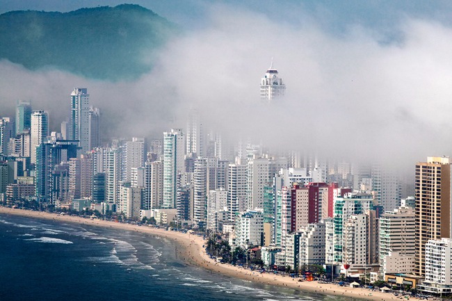 Skyline - A barreira de prédios em Camboriú: apartamentos de luxo atraem gente de fora, mas os moradores se queixam da sombra (Eduardo Marques/Tempo Editorial//)