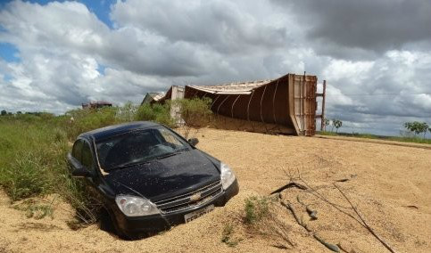 A carreta carregada de soja tombou e interditou metade da pista. Um Vectra que passava pelo local também saiu da pista. (Fotos: Carlos Nascimento)