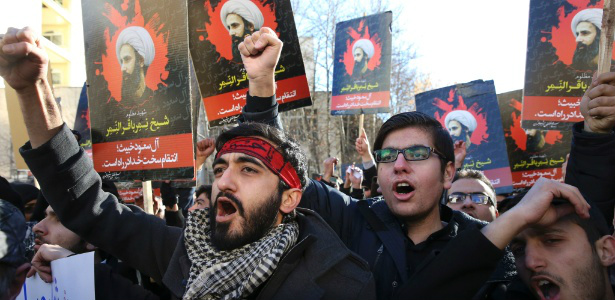 - Iranianos protestam após Arábia saudita executar o clérigo xiita Nimr Al-Nimr.foto:Vahid Salemi/AP Photo