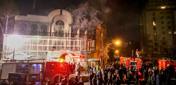 Manifestantes colocaram fogo na embaixada saudira em Teerã, no Irã, na noite de sábado (2).foto:Atta Kenare/AFP