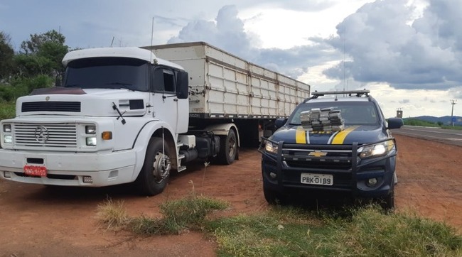 Motorista tenta se livrar de 32 kg de cocaína às margens da rodovia mas é preso pela PRF