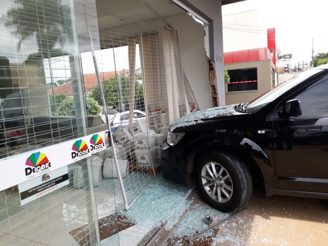 Idosa se confunde com pedal, acelera e bate carro de luxo na porta de loja