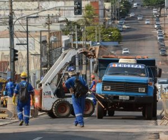 Novo trecho foi interditado para lançamento da capa de asfalto - Foto: Bruno Henrique / Correio do Estado