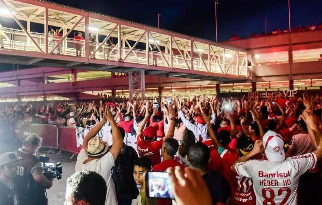 Torcedores do Inter ameaçam invadir vestiário após derrota 