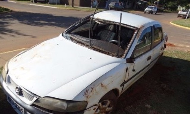 O carro ficou parcialmente destruído após capotar e foi abandonado pelos assaltantes. (Foto: Vilson Nascimento)